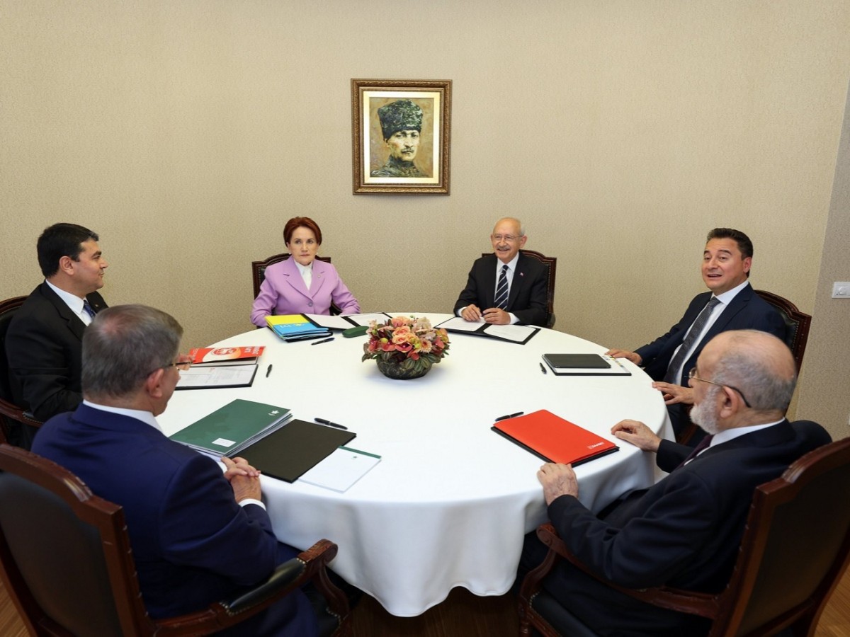 CHP'yi İyi Bilen Gazeteciden Analiz: Altılı Masanın Altında Herkes Birbirini Tekmeliyor