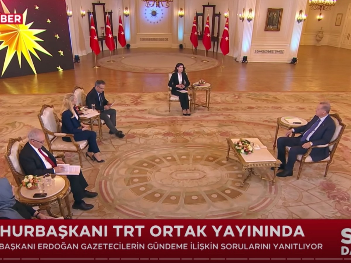TRT'nin 2 saatlik şovunda gazeteci rolünü oynayanlar Erdoğan'a Sinan Ateş cinayetini sormadı