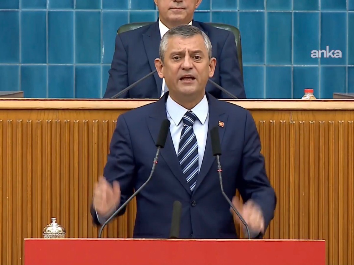 Özgür Özel AKP’li Yeliz Ahmet Hamdi Çamlı’yı rezil etti: İğrenç bıyıklı organizma…