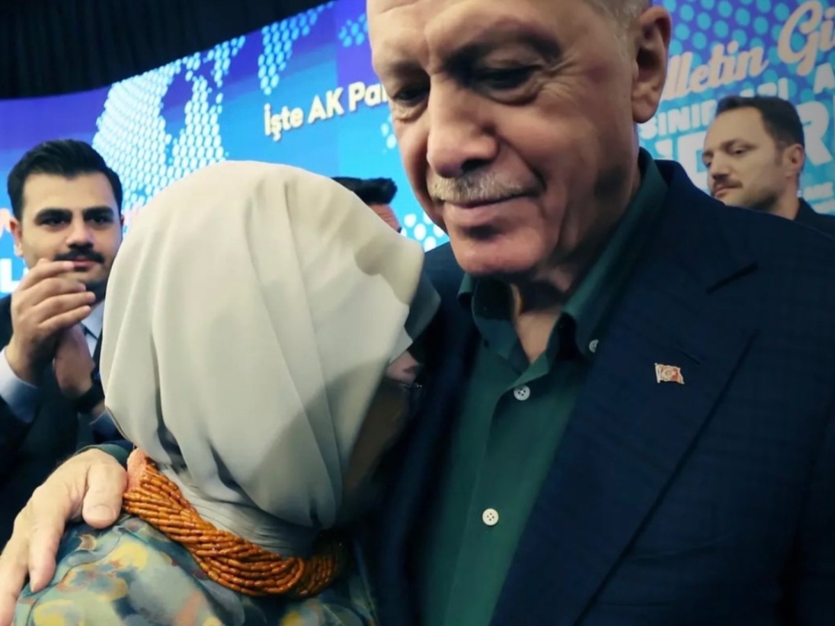 AKP bu fotoğrafı kalp emojisiyle paylaştı: Emine Erdoğan’ın barış gözyaşları