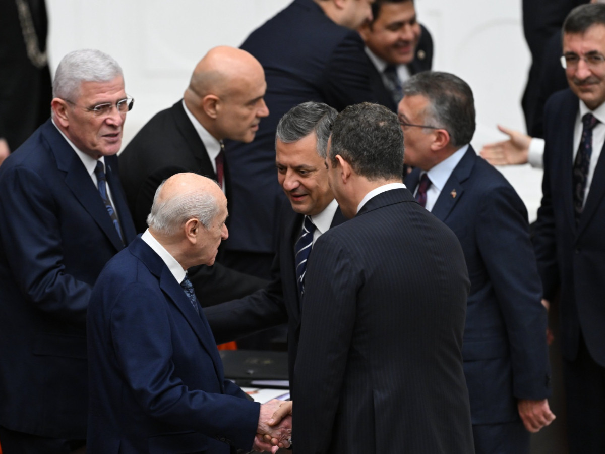 Meclis'te dikkat çeken anlar! Kimler tokalaştı, kim kimi es geçti?