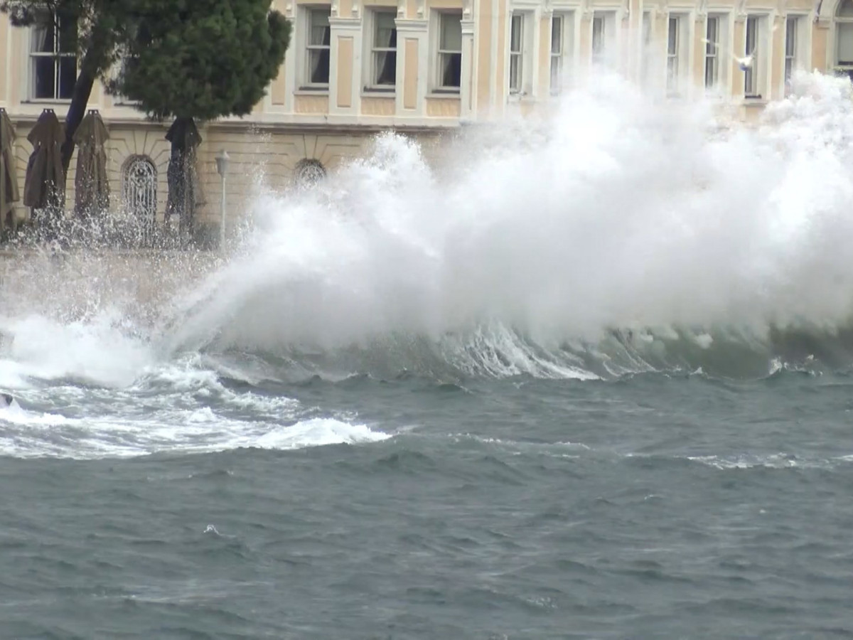 Şiddetli Lodos İstanbul'u sarstı: Deniz ulaşımı iptal
