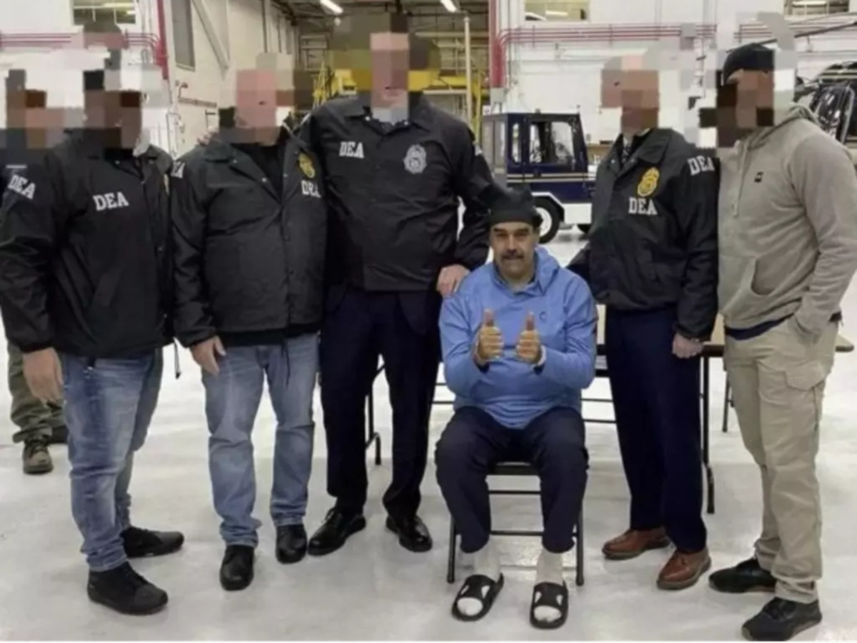 Maduro'nun ayağında terlik, bileğinde kelepçe: İşte Maduro'nun gözaltındaki ilk görüntüleri