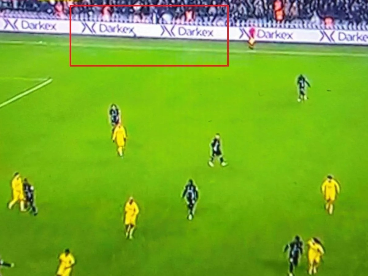 Yasa dışı bahis soruşturmasında adı geçen şirketin reklamı maç panolarında