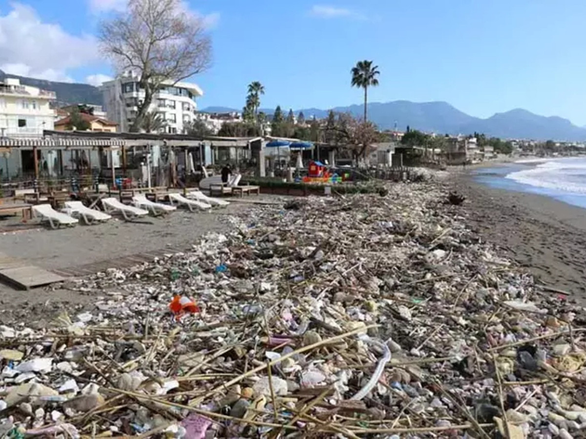 Doğa rastgele attığımız çöpleri plajlarımıza kustu