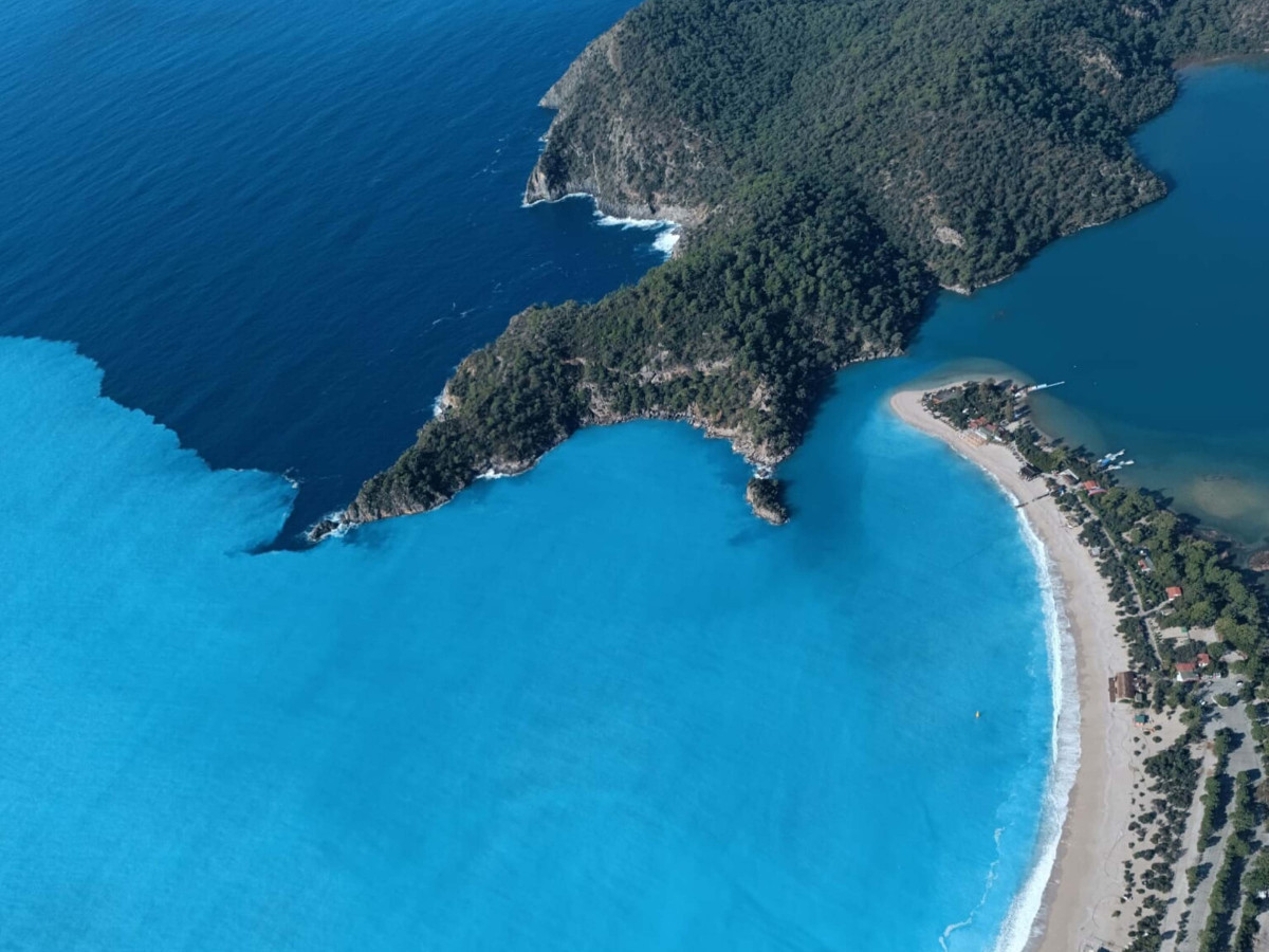 Sağanak yağış sürprizi: Yağmurdan sonra Ölüdeniz'in rengi turkuaza döndü