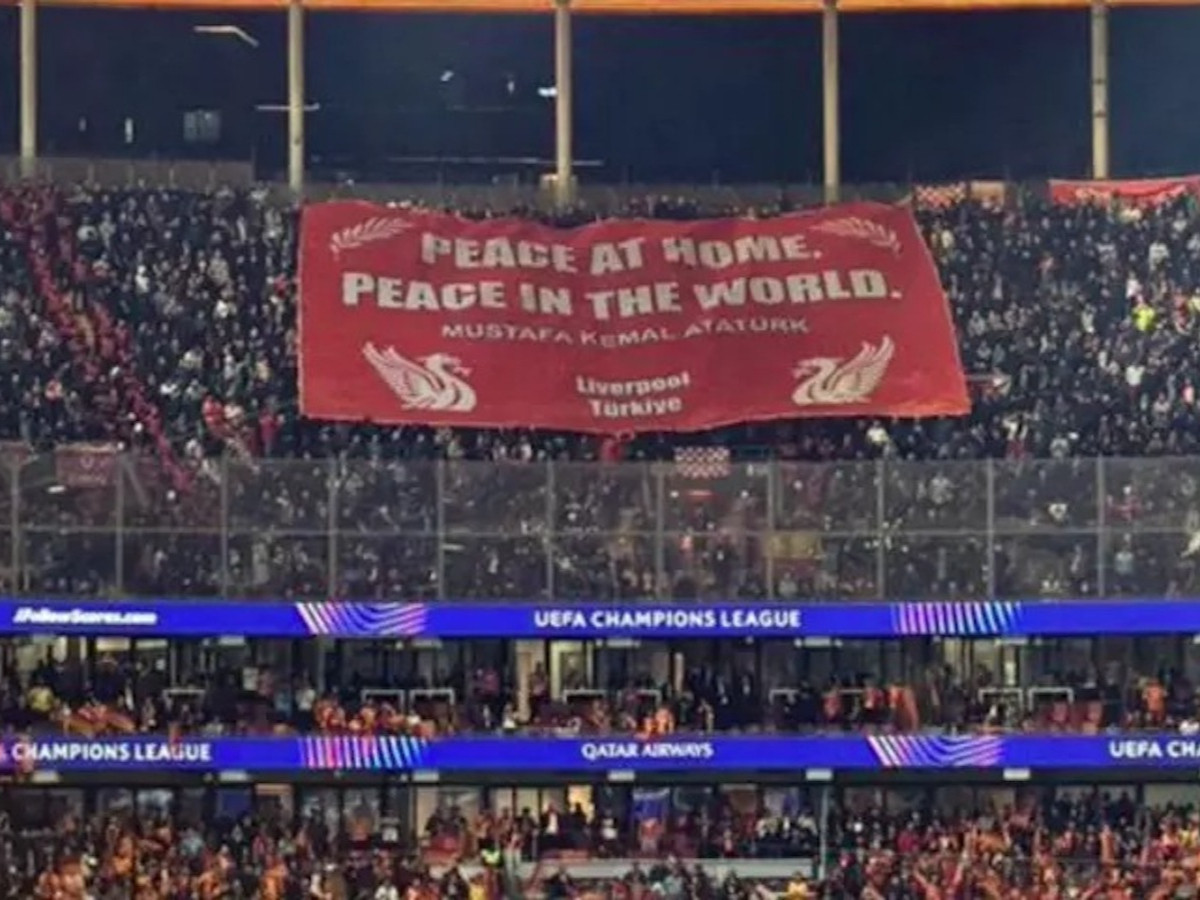 İngiliz taraftarlardan Atatürk’e saygı pankartı