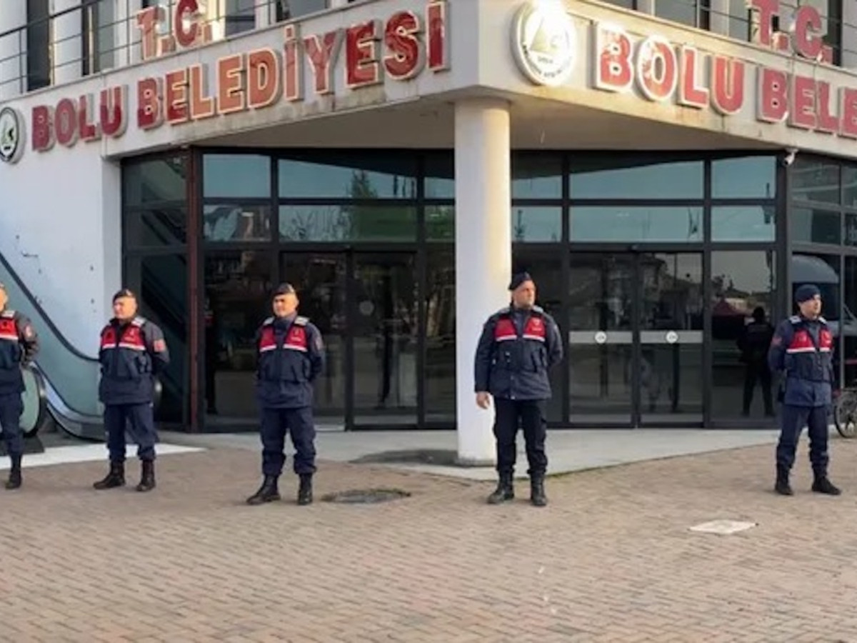 Bolu Belediyesi’ne sabah baskını: Ekipler binada arama yaptı