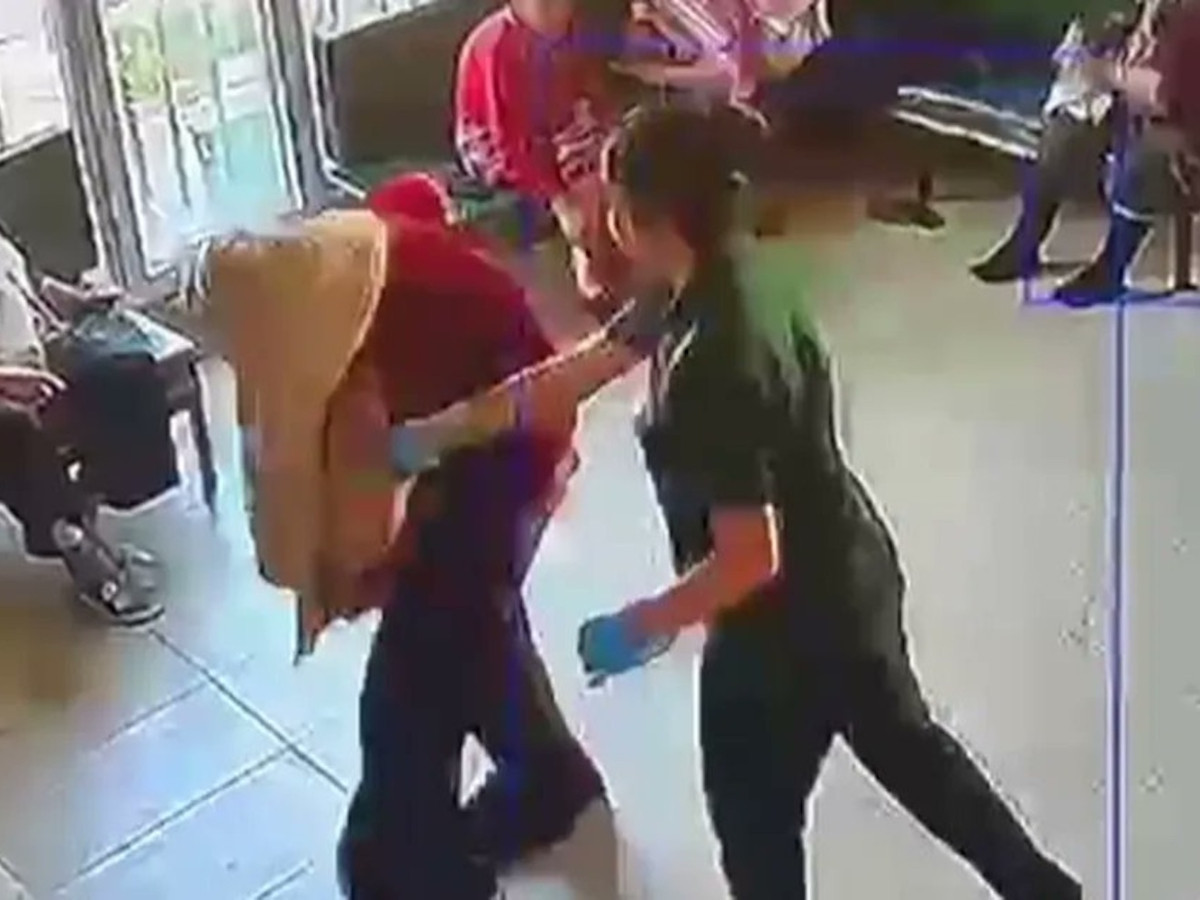 Yaşlı bakım merkezinde skandal: Hastayı darbedip tükürdü
