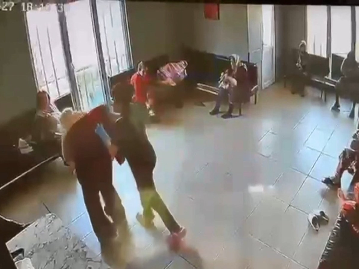 Yaşlı bakım merkezinde skandal: Hastayı darbedip tükürdü