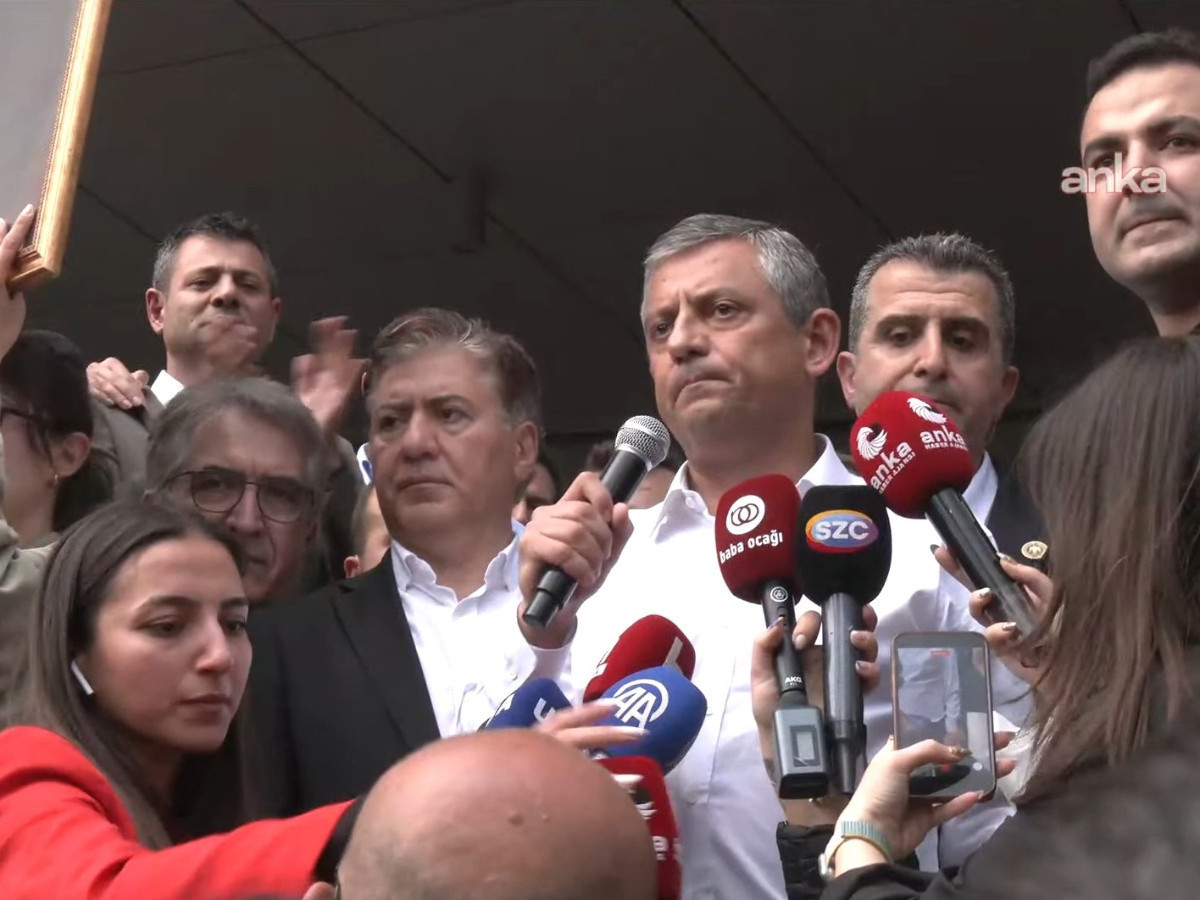 Özgür Özel CHP Genel Merkezi'ni terk etti: Geri gelmek üzere çıkıyoruz
