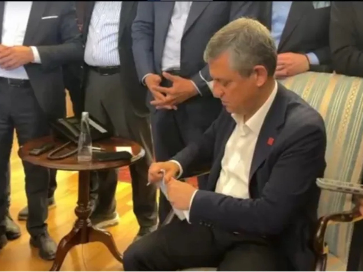Özgür Özel kendisine uzatılan tebligatı yırttı! Koy bunu gelince görsün…