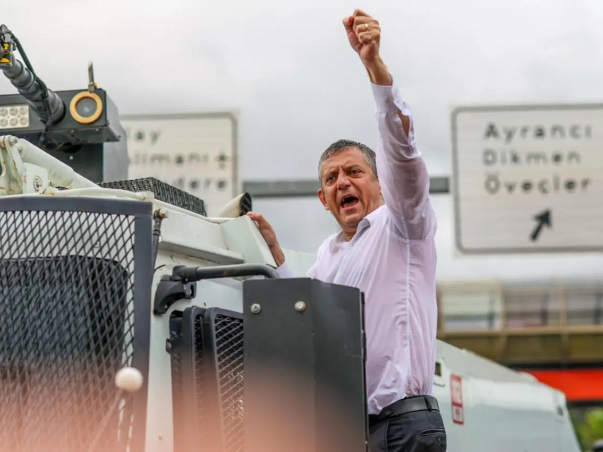 AKP'den Özgür Özel'e sert tepki: Ne işiniz var TOMA'nın üzerinde?