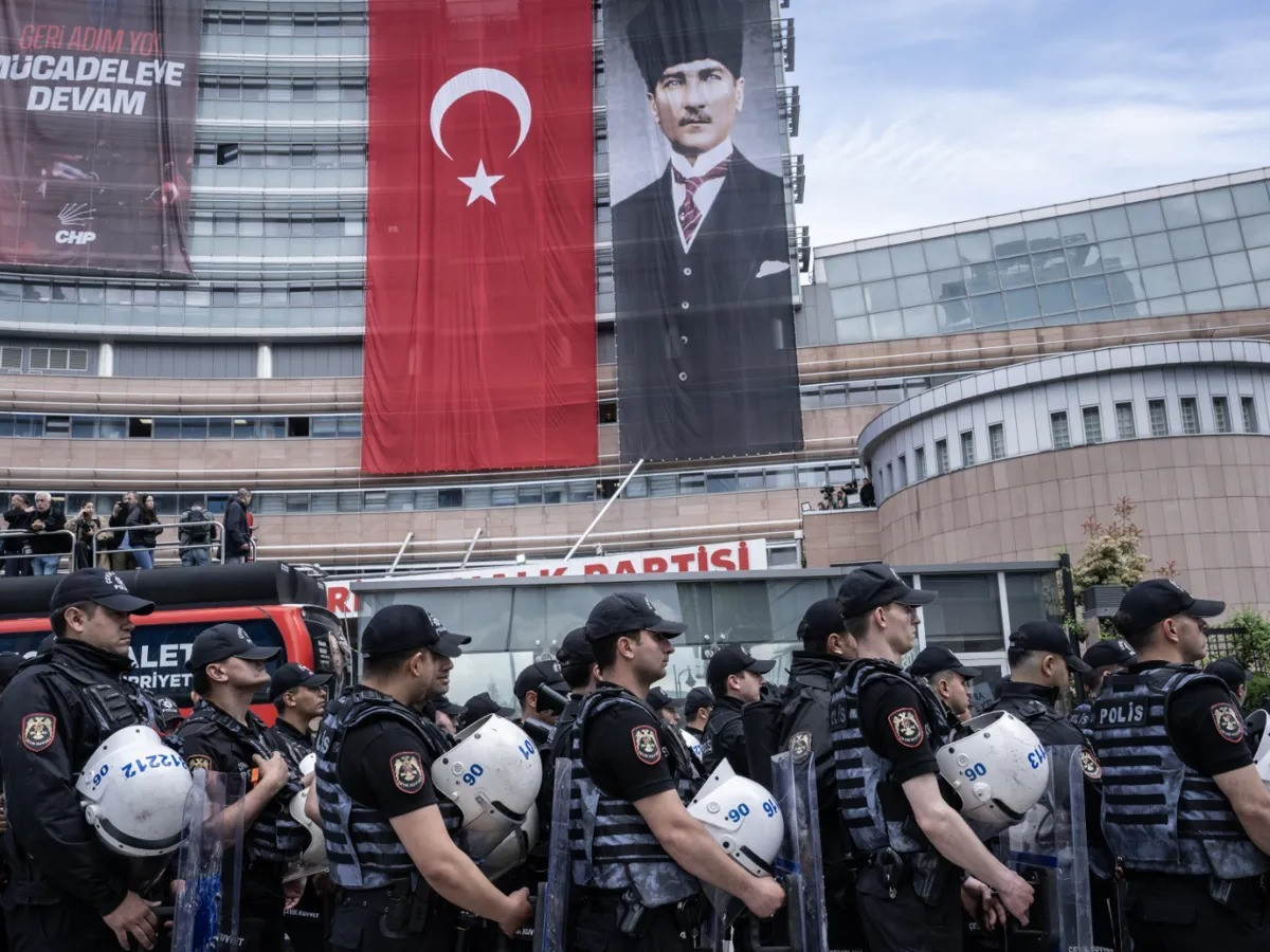 Gazeteler, mutlak butlan sonrası CHP Genel Merkezi’ndeki polis müdahalesini nasıl gördü?
