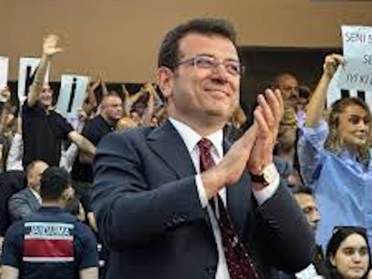 İmamoğlu'na mahkeme salonunda doğum günü sürprizi: Jandarma müdahale etti