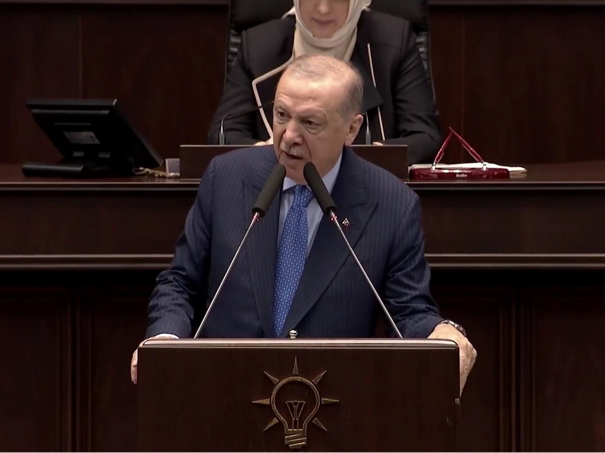 Erdoğan'dan Özgür Özel'e sert sözler: Atatürk'ün kurduğu partiyi pavyon masasına düşürdüler