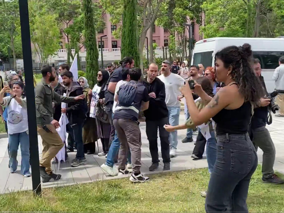 Hakkını arayan özel okul öğretmenlerine polisten sert müdahale
