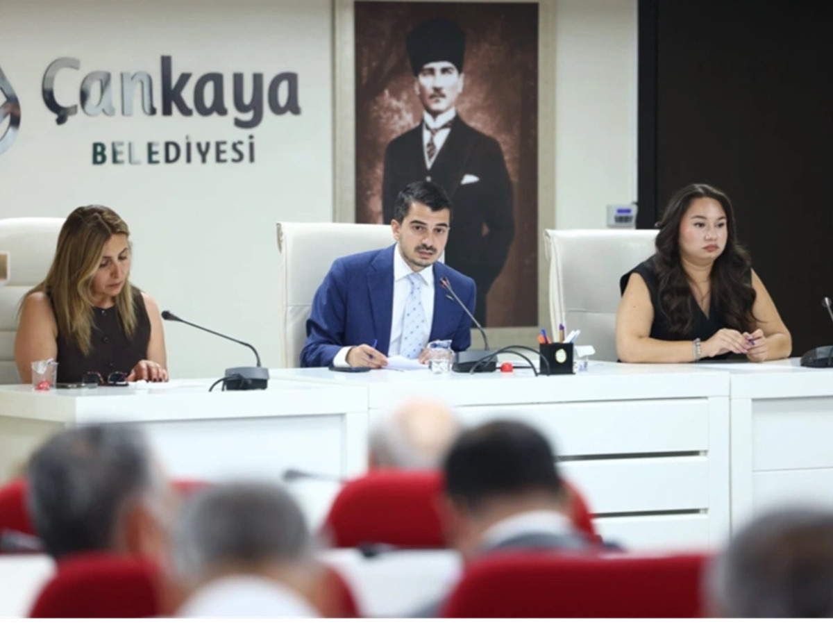 Çankaya'da Kılıçdaroğlu kavgası: Toplantıda su şişeleri havada uçuştu