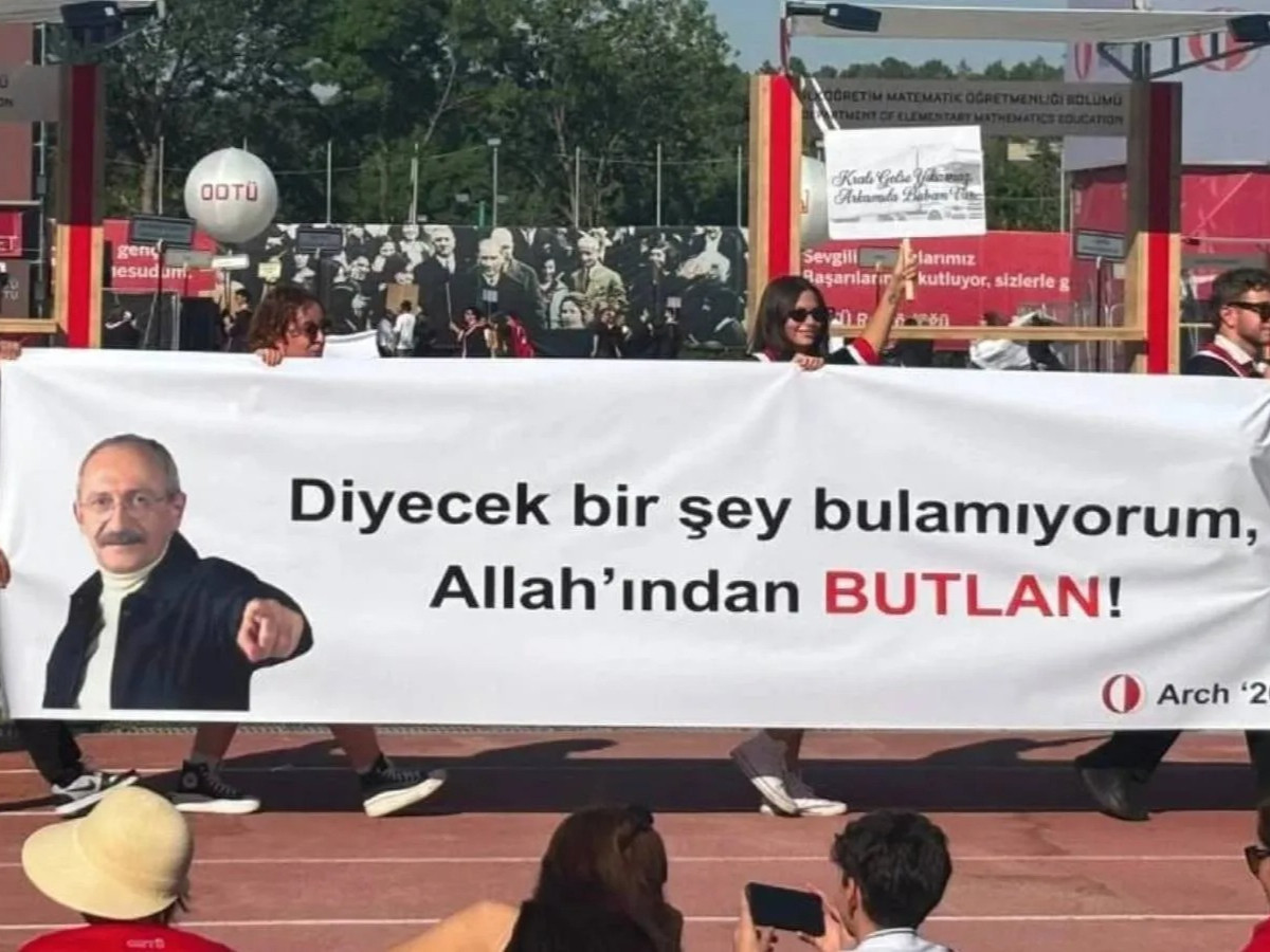 ODTÜ mezuniyet törenine esprili pankartlar damga vurdu