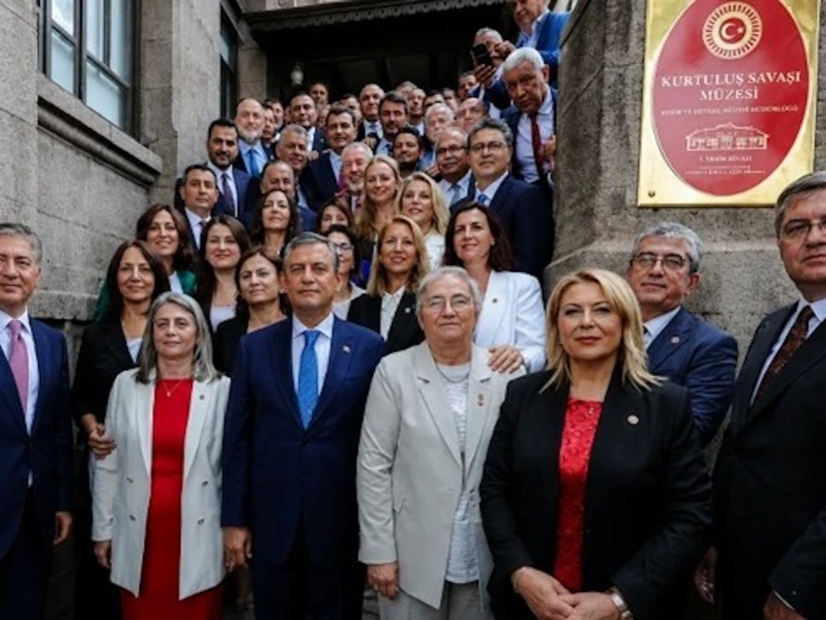 Özgür Özel'in Yeni Parti'sinin programı ve tüzüğü yayımlandı