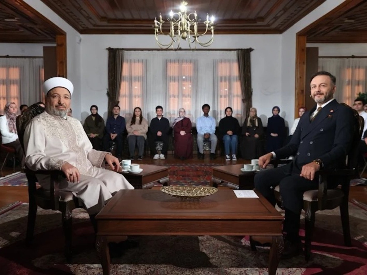 Diyanet TV'deki kızlı erkekli oturma düzeni tartışma yarattı! Tarikatlardan tepki geldi