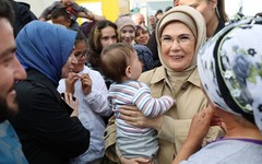 Emine Erdoğan'dan depremzedelere tavsiye: İşe yarar hale gelmeniz lazım