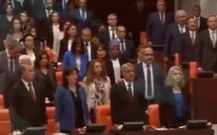 HDP'liler İstiklal Marşı'nı yine okumadı!