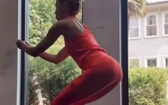 Model ve Sunucu Burcu Esmersoy Fit Fiziğiyle de Dikkat Çekiyor