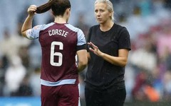 Aston Villa'nın kadın futbolcular o formayla sahaya çıktı