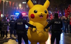 Dünya polisten kaçan eylemci Pikachu'yu konuşuyor