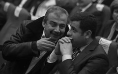 Demirtaş’tan Sırrı Süreyya Önder için mesaj: Bir tane mezarın yok ki, on milyonların kalbindesin