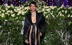 Met Gala'da Halle Berry'nin elbisesini görenlerin ağzı bir karış açık kaldı