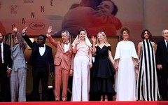 Cannes Film Festivali'nin açılış törenine siyasi mesajlar damga vurdu