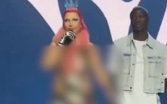 AKP’ye yakın Yeni Şafak'tan Hande Yener'e hem sansür hem hakaret
