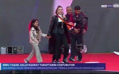 Ebru Yaşar Galatasaray’ın şampiyonluk kutlamasına damga vurdu: Ebru Su ve Poyraz da sahneye çıktı