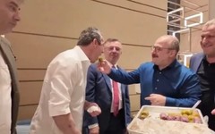 Yanak okşatmak bile masum kaldı: Ali Koç AKP’li Varank’ın elinden baklava yedi