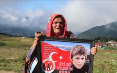DEM Parti'den dikkat çeken bayramlaşma: Bakırhan ve Hatimoğulları Eren Bülbül'ün annesini aradı