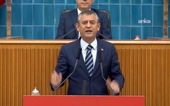 Özgür Özel AKP’li Yeliz Ahmet Hamdi Çamlı’yı rezil etti: İğrenç bıyıklı organizma…