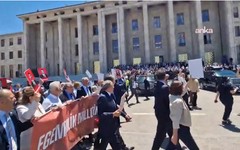 CHP ve AKP milletvekilleri sokakta karşı karşıya geldi, ortalık karıştı