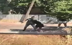 Sokak ortasında dehşet: Kadını darbetti, kafasına silah doğrulttu!