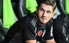 Akit'ten milli futbolcu için skandal manşet! Taraftarlar çileden çıktı...