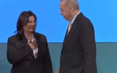 Özlem Çerçioğlu AKP’ye katıldı, rozetini Erdoğan taktı, Özgür Özel’e meydan okudu