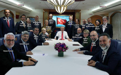 Erdoğan’ın cevaplarını sorulandıran Türk medyasının destansı uçak kadrosunda kimler var?