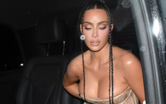 Kim Kardashian Mert Alaş’ın partisinde olay yarattı: Göğüs kemeri her an açılacak gibi