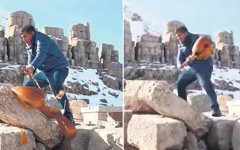 Türkücü Aydın Aydın Nemrut Dağı’ndaki 2000 yıllık tarihi esere saldırdı bağlamasını parçaladı