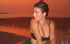 Cristiano Ronaldo’nun nişanlısı, kırmızı bikinisiyle plajda göz doldurdu