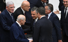 Meclis'te dikkat çeken anlar! Kimler tokalaştı, kim kimi es geçti?