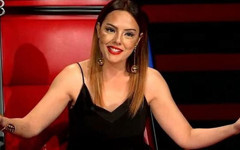 Ebru Gündeş hem saçını kestirdi hem tarzını yeniledi, takipçileri tanıyamadı