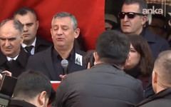 Özgür Özel gözyaşları içinde kaldı, Gülşah Durbay'ın cenazesinde ayakta bile zor durabildi