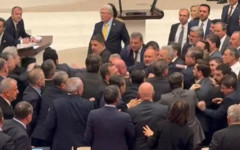 Mecliste yumruklu kavga: CHP ve AKP Milletvekilleri tekme tokat birbirine girdi